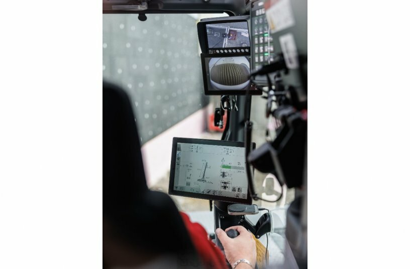 Everything you need at a glance – LICCON3 display with touchscreen function. Various cameras are available as options.<br>IMAGE SOURCE: Liebherr-Werk Ehingen GmbH