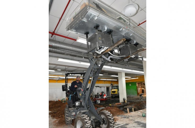 Der Elektro-Radlader G2200E X-tra erreicht Hubhöhen von über 2 m<br>BILDQUELLE: Kiesel GmbH