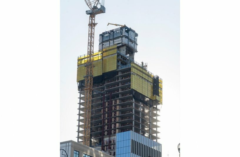The mini crane at the Super Climber level +1 deck supported the installation of heavy steel embeds and significantly reduced the crane’s period of use.<br>IMAGE SOURCE: Doka GmbH