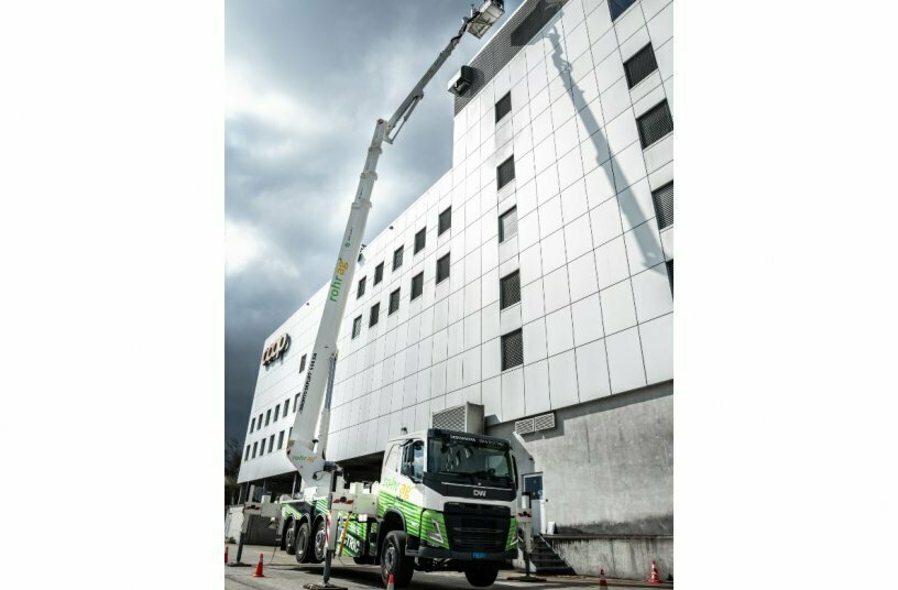 Weltpremiere auf der Bauma 2025: Erster vollelektrischer LKW mit Hubarbeitsbühne und einer Arbeitshöhe von 56 Metern<br>BILDQUELLE: Bronto Skylift