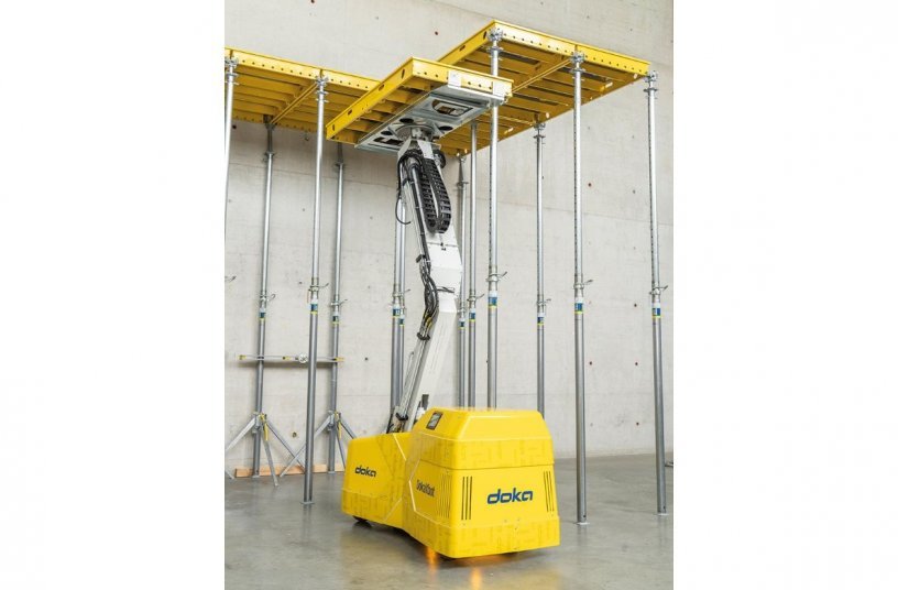 Safe and fast forming of slabs at heights of up to 5.20 m and forming at the slab edge is no problem for the DokaXbot.<br>IMAGE SOURCE: Doka GmbH