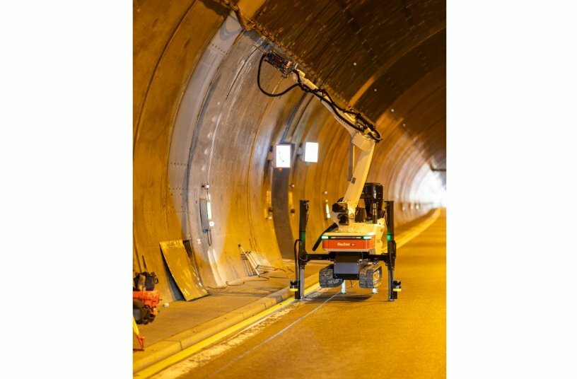 Intelligente Helfer: Bei der Sanierung des Engelbergtunnels in Leonberg garantierte die robotergestützte hochpräzise Bohrtechnik eine schnelle, sichere und präzise Vorbereitung von Verankerungspunkten – insbesondere an schwer zugänglichen Bereichen im Tunnelgewölbe.<br>BILDQUELLE: fischerwerke GmbH & Co. KG