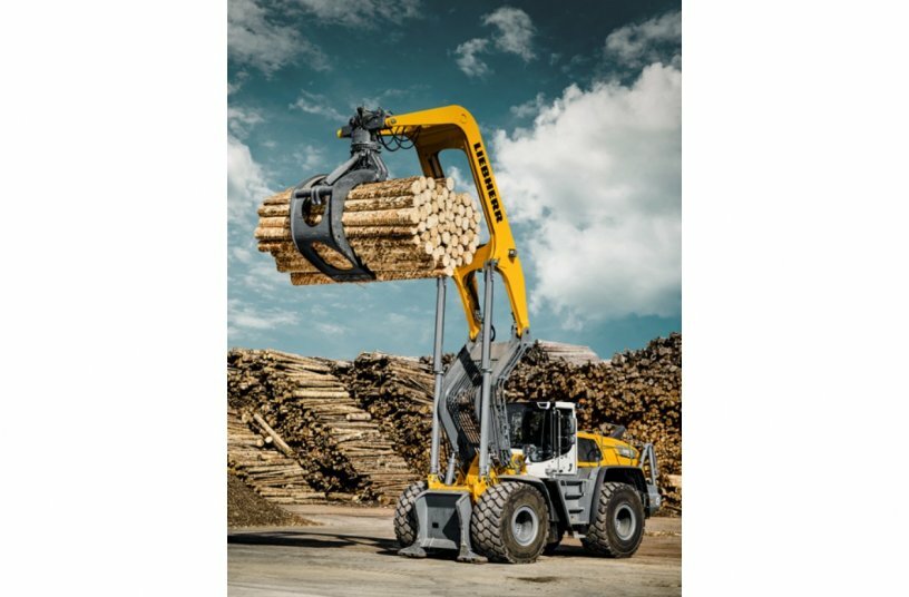 High-performance specialist machine for handling logs: The Liebherr L 580 LogHandler XPower®.<br>IMAGE SOURCE: Liebherr-International Deutschland GmbH