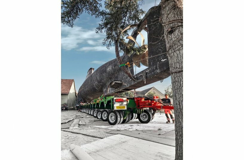 Logistical masterpiece: U17 overcomes obstacles on 30 SCHEUERLE InterCombi axle lines.<br>IMAGE SOURCE: TII Group