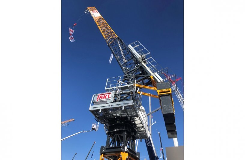 Luffing jib crane SLH 70.4. With a radius of only 4 m, the luffer with probably the smallest space requirements.<br>IMAGE SOURCE: BKL Baukran Logistik GmbH
