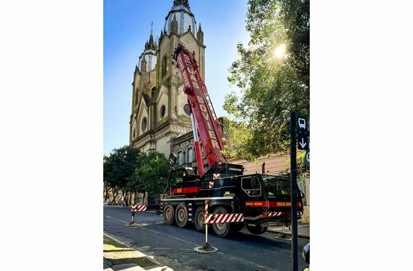 Argentinian crane contractor GRÚAS BOVIER SRL used an LTM 1060/2 to hoist two meteorites out of a museum in Paraná.<br>IMAGE SOURCE: Liebherr-Werk Ehingen GmbH