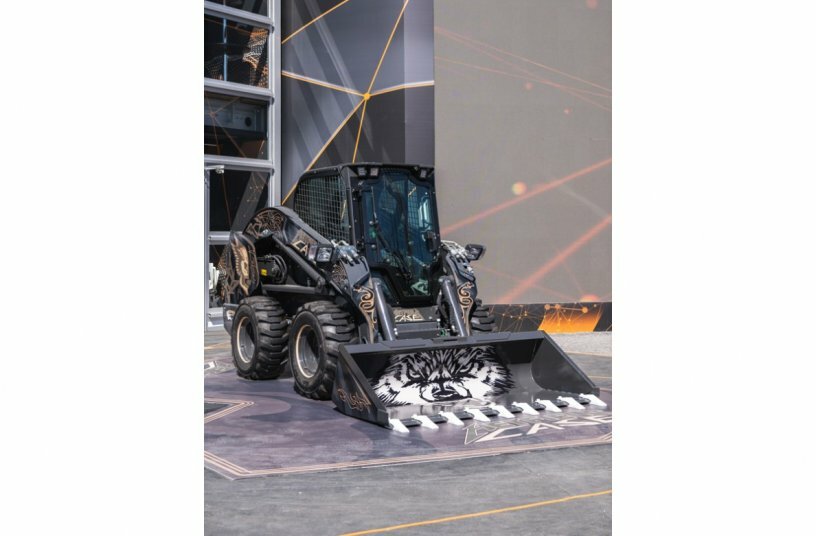 CASE Construction Equipment entwirft einen einzigartigen Kompaktlader, inspiriert von James Hetfield, dem Frontmann von Metallica<br>BILDQUELLE: CASE