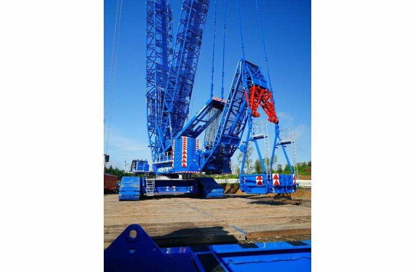 When erecting the boom, 400 tonnes of total ballast are required in conjunction with the large pallet.<br>IMAGE SOURCE: Liebherr-Werk Ehingen GmbH