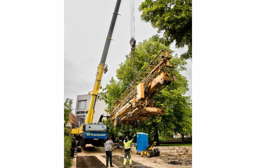 Soft landing - the 28 K fast-erecting crane is set down on the site access road for onward transportation.<br>IMAGE SOURCE: Liebherr-Werk Ehingen GmbH