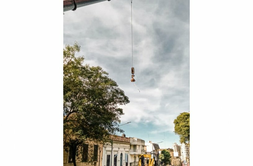 A lorry waits in front of the Profesor Antonio Serrano Museum for the LTM 1060/2 to place the two meteorites on its load bed.<br>IMAGE SOURCE: Liebherr-Werk Ehingen GmbH