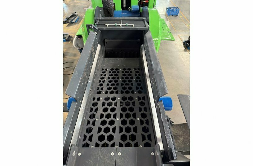 The track-mounted jaw crusher J11H with active pre-screening machine delivers a particularly high crushing result with difficult-to-screen materials.<br>IMAGE SOURCE: MESDA Deutschland GmbH & Co. KG