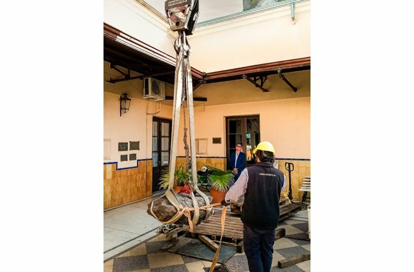 After the space rocks had been moved out of the building into the inner courtyard, the LTM 1060/2 lifted them over the roofs of the museum.<br>IMAGE SOURCE: Liebherr-Werk Ehingen GmbH