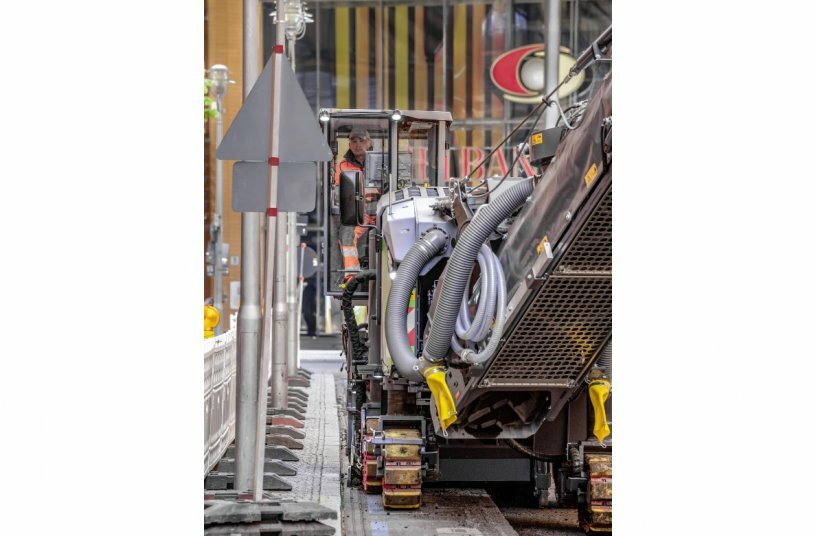 The laterally shiftable operator’s cabin of the Wirtgen guarantees an ideal overview from the milling machine.<br>IMAGE SOURCE: WIRTGEN GROUP