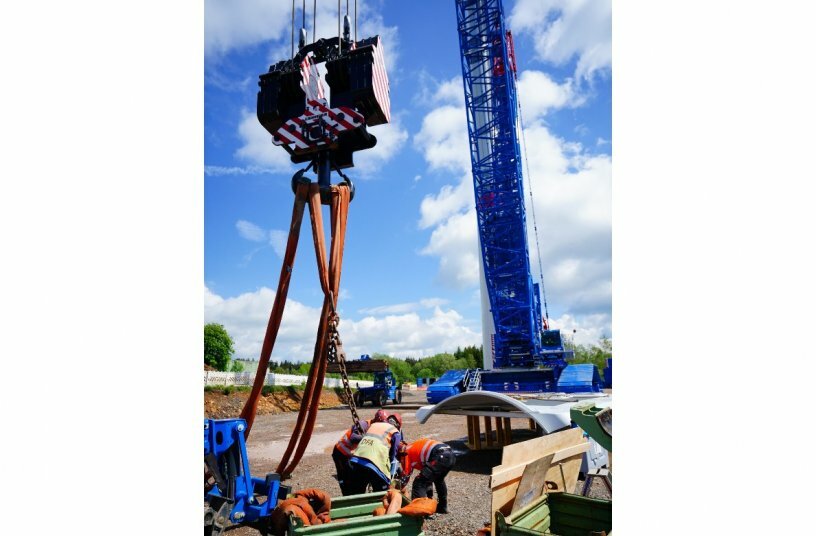 Preparing the lifting gear to lift the drive train.<br>IMAGE SOURCE: Liebherr-Werk Ehingen GmbH