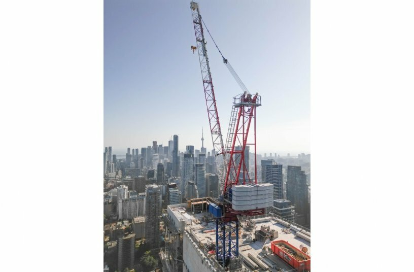 Raimondi LR273 luffing jib crane building one of Toronto’s newest luxurious Condos<br>IMAGE SOURCE: Raimondi