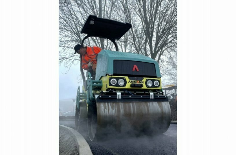 The maneuverability of the eARX 26-2 comes into its own in tight curves and when working close to the curb.<br>IMAGE SOURCE: wyynot GmbH; Ammann Verdichtung