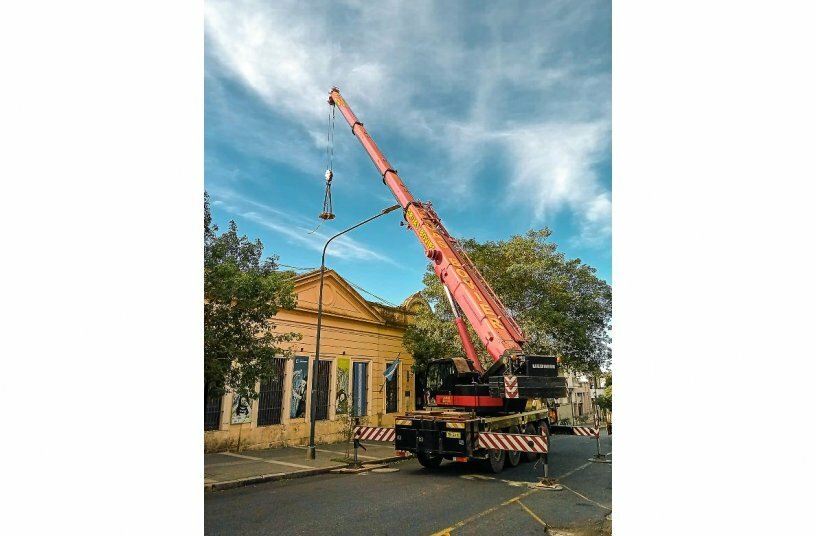 A heavenly load on the hook – the meteorites weighed in at 600 and 1,600 kilograms.<br>IMAGE SOURCE: Liebherr-Werk Ehingen GmbH