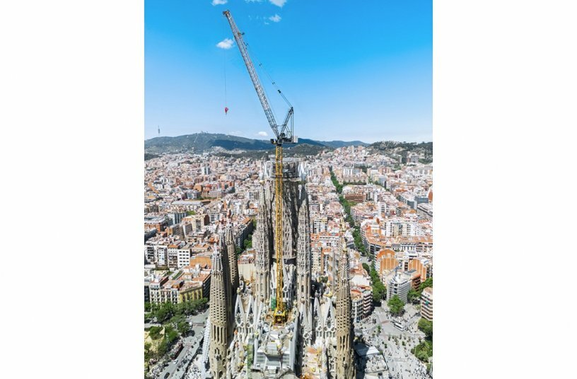 Major challenge: to develop a solution so that the Liebherr 710 HC-L 32-64 Litronic luffing jib crane could be erected at a height of approximately 54 metres and comply with the highest safety requirements.<br>IMAGE SOURCE: Liebherr-International Deutschland GmbH
