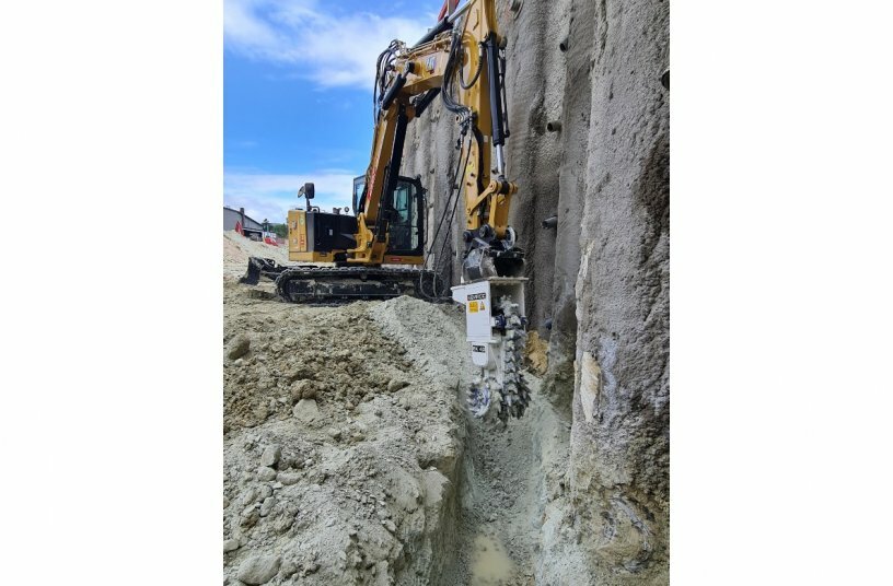 Along the foot of the bored pile wall, a drainage trench is excavated saving time and money with a 9-tonne excavator and an EK 40 chain cutter from KEMROC.<br>IMAGE SOURCE: KEMROC Spezialmaschinen GmbH