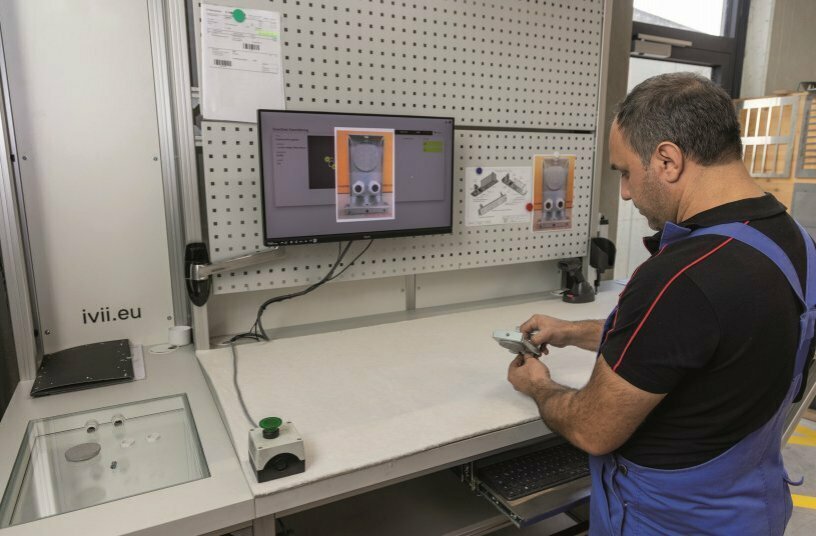 The ivii smartdesk is an intelligent assembly work station equipped with AI quality assurance technology – for error-free production.<br>IMAGE SOURCE: © ivii