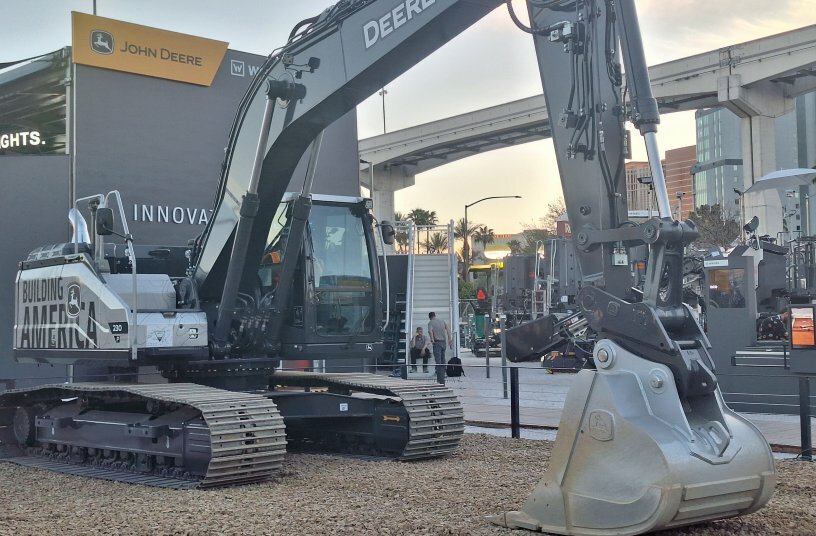 John Deere 230 P-Tier crawler excavator<br>IMAGE SOURCE: LECTURA GmbH