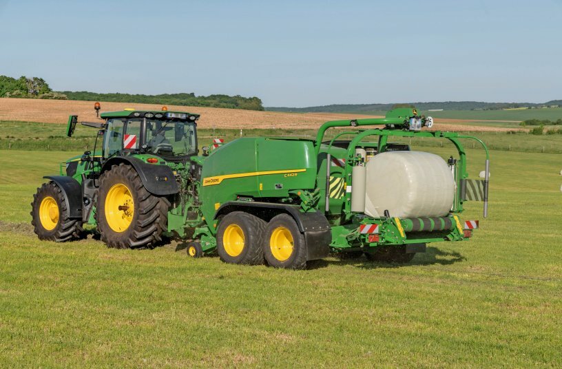 John Deere C442R<br>IMAGE SOURCE: John Deere Walldorf GmbH & Co. KG