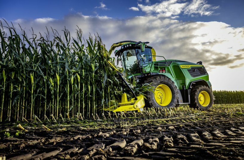 John Deere F8 600<br>IMAGE SOURCE: John Deere Walldorf GmbH & Co. KG