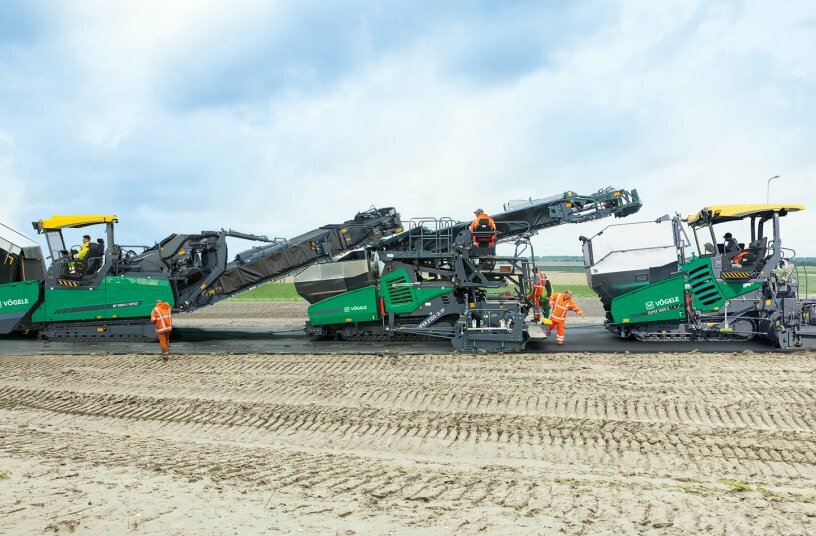 Einbauzug: Beim InLine Pave-Verfahren von Vögele arbeiten drei Maschinen – Beschicker, Binderschichtfertiger und Deckenfertiger – direkt hintereinander.<br>BILDQUELLE: WIRTGEN GROUP