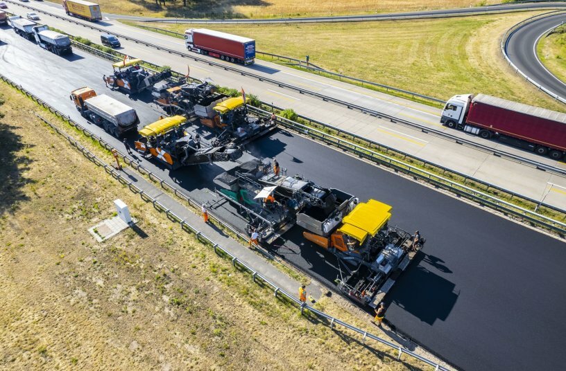 Hot on hot: when using the InLine Pave method from Vögele, the material feeder, the binder course paver and the surface course paver work in line, namely one behind the other, and lay down both the surface and binder courses in a single pass.<br>IMAGE SOURCE: WIRTGEN GROUP