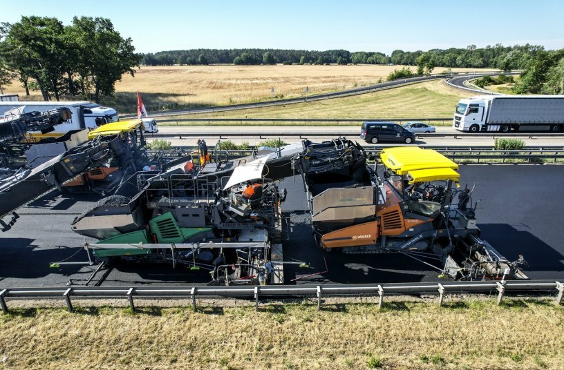 The SUPER 2100-3i IP Highway Class pavers laid down the binder course and used the transfer module to pass surface course material on to the respective SUPER 1900-3i pavers following on behind. <br>IMAGE SOURCE: WIRTGEN GROUP