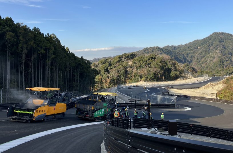 Unique race track near Tokyo: three pavers and a material feeder from Vögele completed the four-layer paving operation in this undulating landscape.<br>IMAGE SOURCE: WIRTGEN GROUP