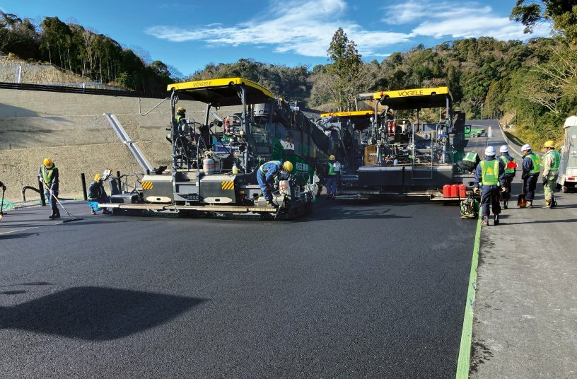 Paving without joints: the Vögele pavers worked “hot to hot” to deliver a high-quality asphalt surface across the full width of the carriageway.<br>IMAGE SOURCE: WIRTGEN GROUP