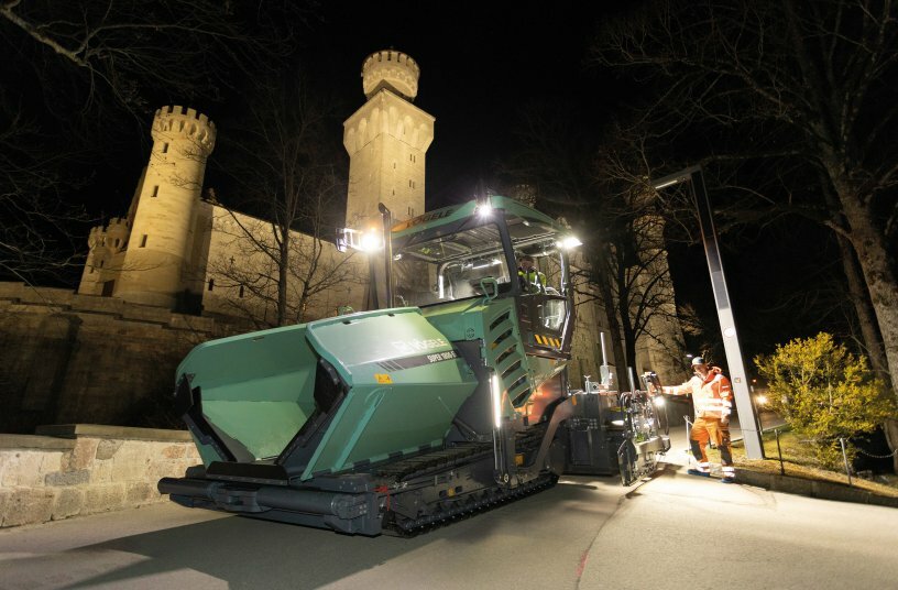 Nächtliche Sanierung der Zufahrtsstraße: Der SUPER 1800-5 X vor dem bayerischen Königsschloss Neuschwanstein.<br>BILDQUELLE: WIRTGEN GROUP