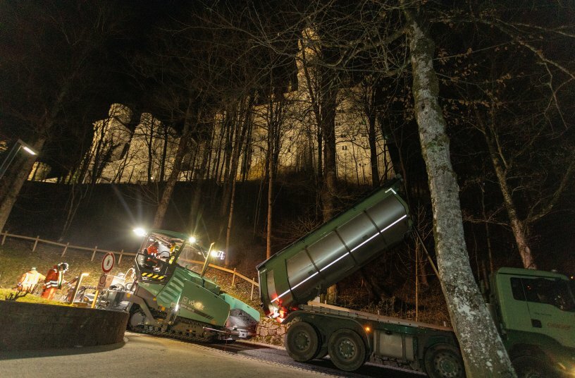 Uphill incline and downhill incline: Due to the difficult conditions, the construction company carrying out the work decided to use the powerful Dash 5 paver from Vögele.<br>IMAGE SOURCE: WIRTGEN GROUP