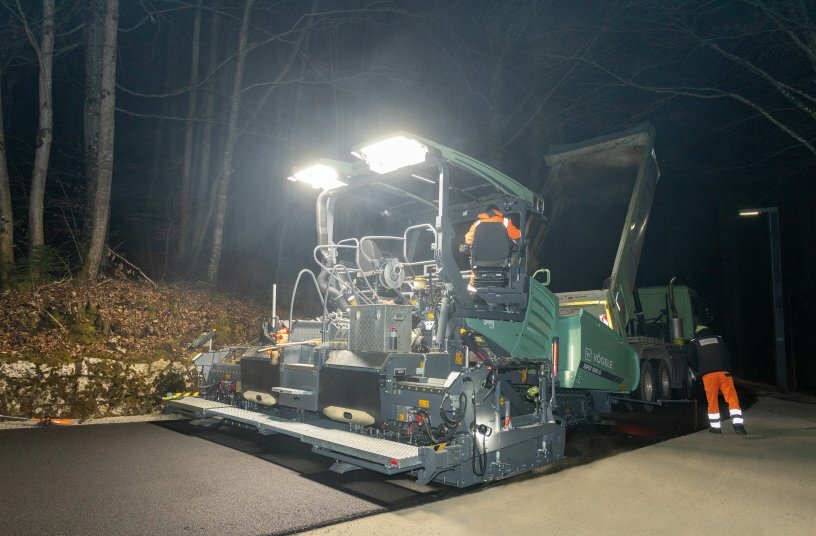 Light Package Plus: Optimum illumination across a pave width of up to 10 m and up to 4 m behind the screed.<br>IMAGE SOURCE: WIRTGEN GROUP