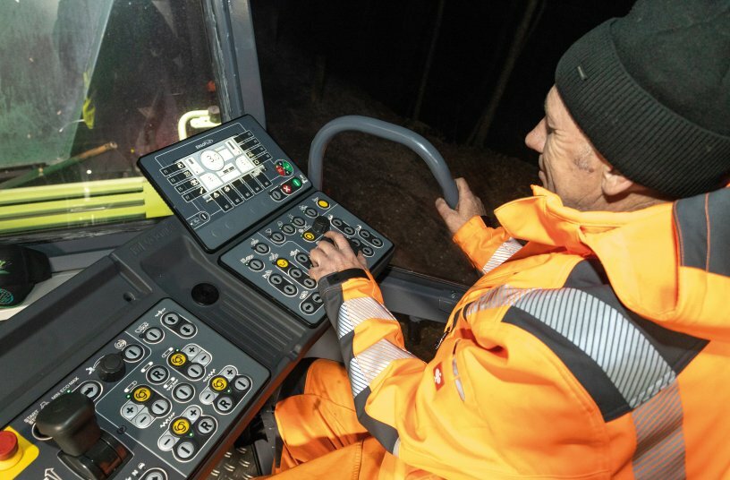 SmartWheel steering: The rotary control on the ErgoPlus 5 paver operator’s console enables particularly sensitive control. <br>IMAGE SOURCE: WIRTGEN GROUP