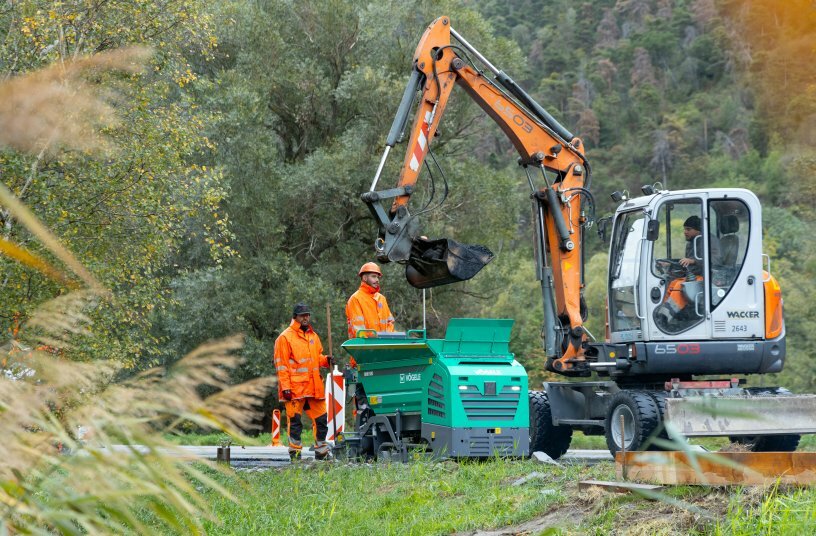 The wide, funnel-shaped opening of the material hopper enables easy feeding of paving mix to the MINI 500 by a wheel loader.<br>IMAGE SOURCE: WIRTGEN GROUP