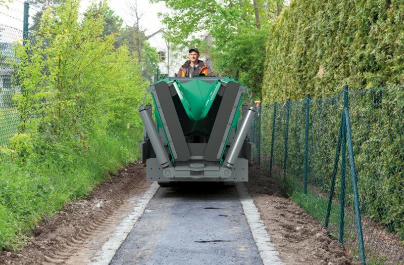 Zweifach faltbar: Der Materialbehälter des SUPER 800-5 P ermöglicht dem Bediener eine uneingeschränkte Sicht nach vorne. Das Rangieren und Verladen des neuen Strich-5-Fertigers werden damit deutlich einfacher.<br>BILDQUELLE: WIRTGEN GROUP