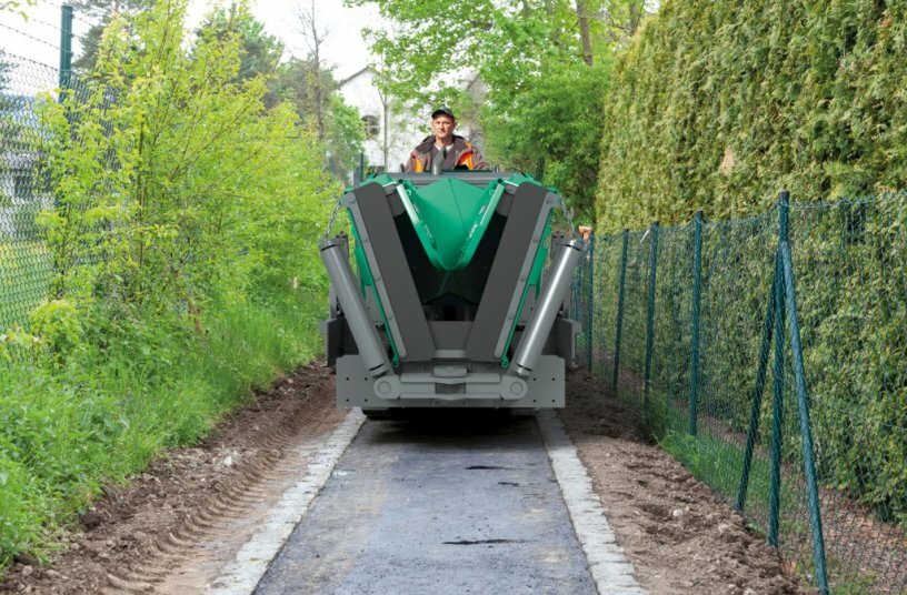 Hinges in two ways: The material hopper of the SUPER 800-5 P gives the operator an unrestricted view to the front. This makes manoeuvring and loading the new Dash 5 paver much easier.<br>IMAGE SOURCE: WIRTGEN GROUP