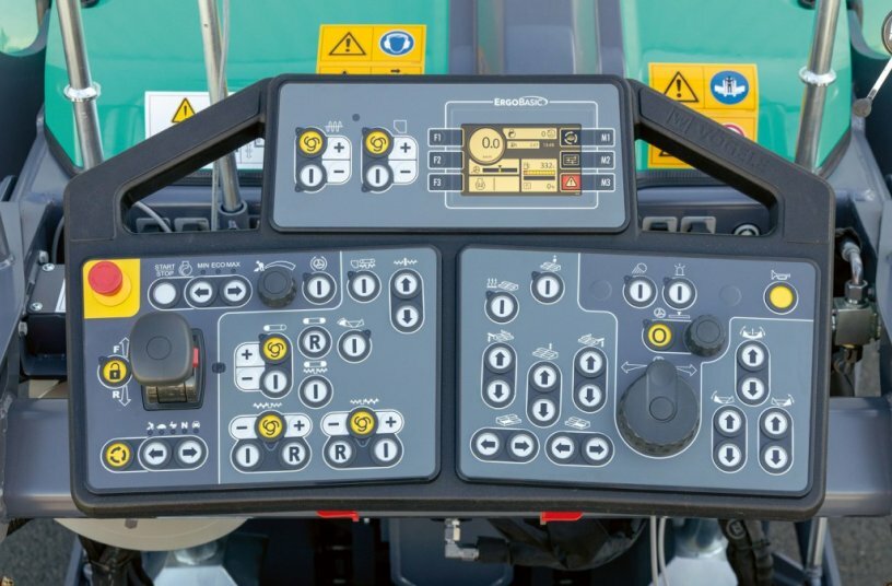 New operating concept ErgoBasic 5: For the first time, the operator's console incorporates a display that allows the operator to view the machine's operating data.<br>IMAGE SOURCE: WIRTGEN GROUP