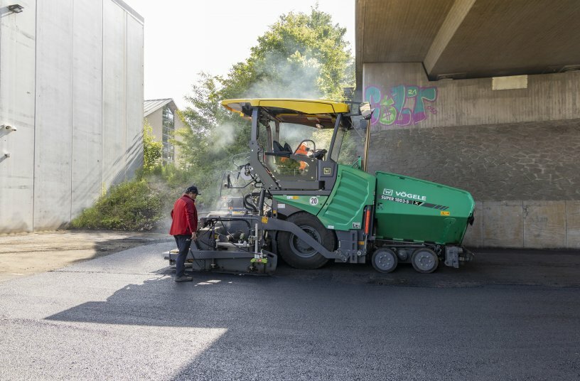 Paving project in Brigachtal, Baden-Württemberg: the lead contractor deployed a Vögele SUPER 1803-5 X wheeled paver for the resurfacing of heavily used asphalted roadways in the recycling yard.<br>IMAGE SOURCE: WIRTGEN GROUP