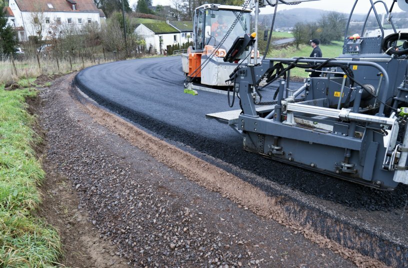 Paving without excess width and with less material consumption: The StarFire-Dual Antenna System determines the exact position of the road paver, ensuring extremely precise control.<br>IMAGE SOURCE: WIRTGEN GROUP