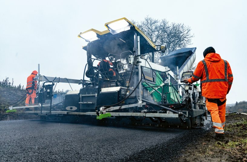 The overall weather conditions were far from ideal: the paving crew therefore made use of the new Light Package Plus to cope with the poor visibility.<br>IMAGE SOURCE: WIRTGEN GROUP