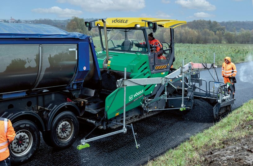 The signal lights of the PaveDock Assistant system make it easier to communicate with the tipper truck driver and the PaveDock push-bar enables jolt-free transfer of the asphalt mix.<br>IMAGE SOURCE: WIRTGEN GROUP