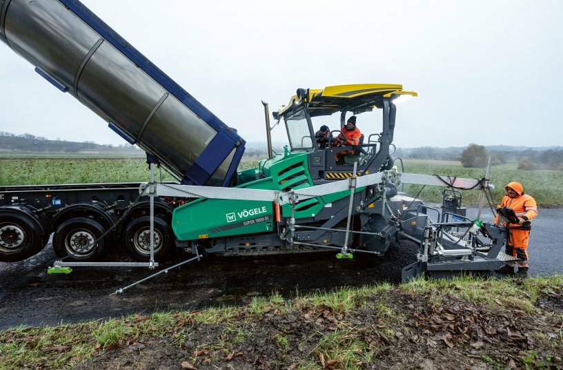 The paving crew used the Big MultiPlex Ski levelling system from Vögele to compensate for irregularities in the form of long undulations. The paving crew mounted three multi-cell sonic sensors on the variable, 5 to 13 m carrier beam.<br>IMAGE SOURCE: WIRTGEN GROUP