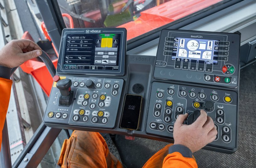 Enhanced ErgoPlus 5 operating system: compared to the “Dash 3” model, the paver operator’s console provides, among other things, improved overview, greater convenience, better ergonomics and an optional touch display.<br>IMAGE SOURCE: WIRTGEN GROUP