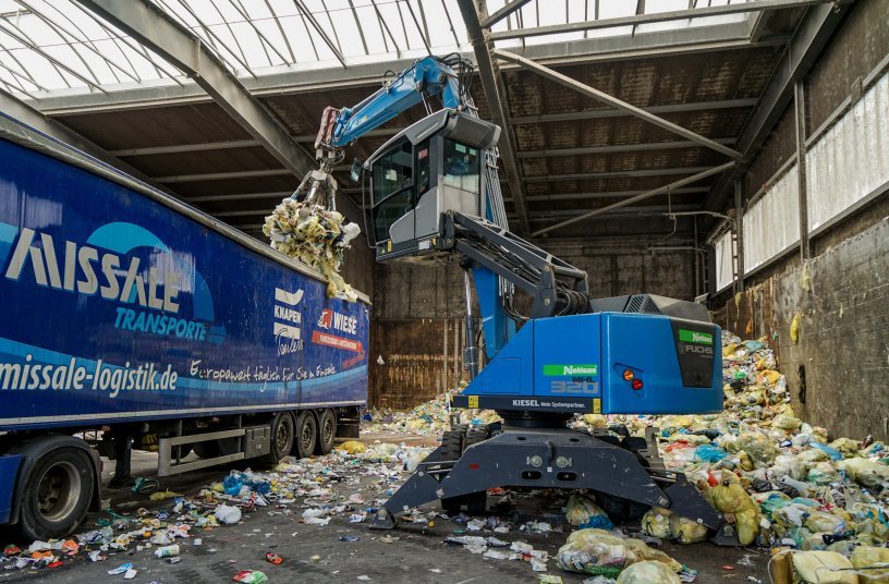 Der 2015 angeschaffte Fuchs-Umschlagbagger MHL320 belädt bei Nehlsen Sachsen (Niederau) einen Logistik-Lkw mit Leichtverpackungs-Müll <br> Bildquelle: wyynot, Dietmar Puttins