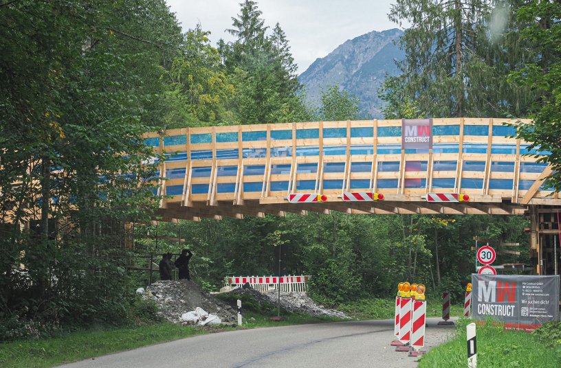 Eingerahmt von Fluss, Straße, Berg und Wald: die Baustelle Loipenbrücke in Oberstdorf ist idyllisch gelegen, aber beengt. <br> Bildquelle: wyynot GmbH;Kiesel 