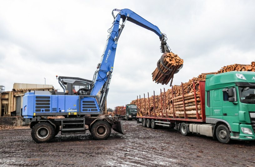 Im Werk Nettgau entladen und transportieren zwei neue Fuchs-Umschlagbagger MHL 364 F 3,0 bis 6,0 Meter lange Holzstämme. Sie beschicken die Produktionslinien für Span- und OSB-Platten.<br>BILDQUELLE: wyynot, Dietmar Puttins