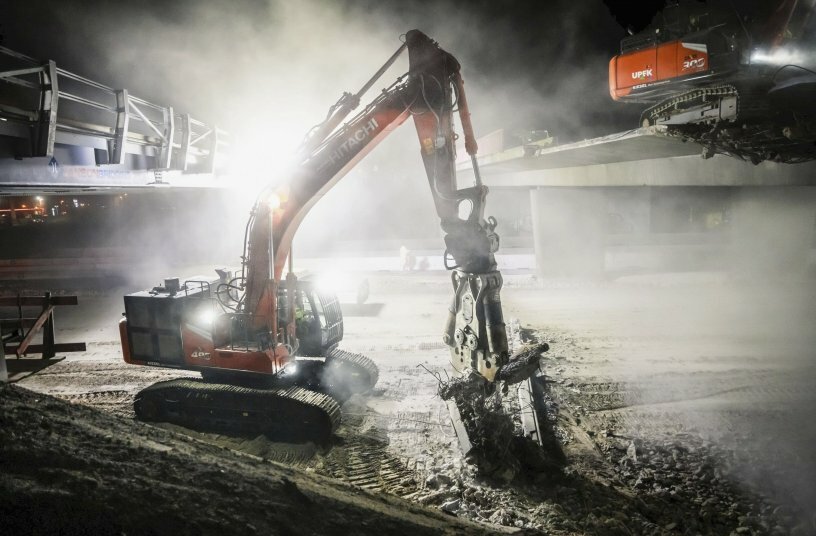 Beim jüngsten Brückenabriss-Projekt der Firma UPEK stellten die Baumaschinen aus dem Kiesel Mietpark bei Nacht und Nebel ihre Stärken einmal mehr unter Beweis<br>BILDQUELLE: Kiesel GmbH